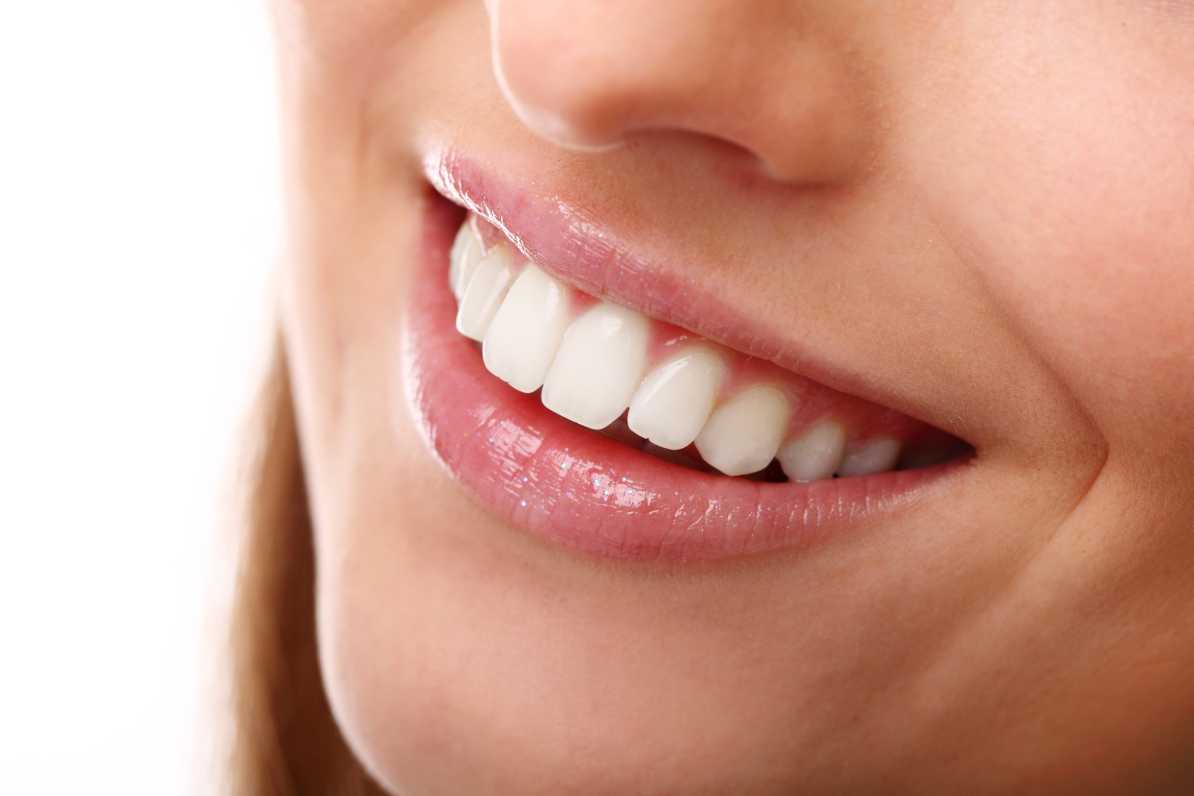 Blog — Que choisir entre le fil dentaire et les brossettes ?