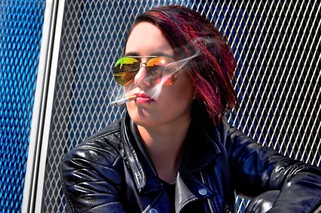Femme cigarette — Pourquoi et comment se brosser les dents ?